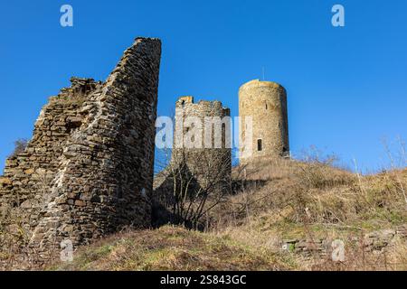 Monreal im Winter der Ort Monreal an der Elz im Kreis Mayen Koblenz mit seinem historischen Ortskern unterhalb der Löwenburg. Monreal Rheinland-Pfalz Deutschland *** Monreal im Winter das Dorf Monreal an der Elz im Landkreis Mayen Koblenz mit seinem historischen Ortskern unterhalb der Löwenburg Monreal Rheinland-Pfalz Deutschland Copyright: XBonn.digitalx/xMarcxJohnx Stockfoto