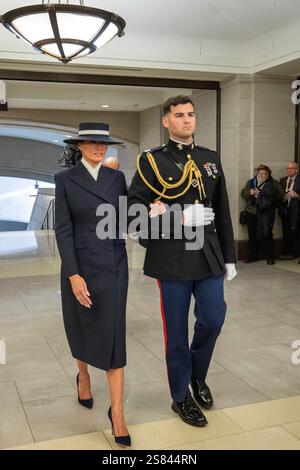Washington, Vereinigte Staaten Von Amerika. Januar 2025. Washington, Vereinigte Staaten von Amerika. Januar 2025. Melania Trump wird von einem Offizier des US-Marine Corps zur Rotunde des Kapitols begleitet, um die Vereidigung während der 60. Präsidenteneinweihung auf dem Capitol Hill am 20. Januar 2025 in Washington, DC, zu vereidigen. Dies ist nur das zweite Mal in der Geschichte, dass die Präsidenteneinweihung aufgrund des Wetters in Innenräumen stattfand. Quelle: MC1 Vanessa White/U. S Navy Photo/Alamy Live News Stockfoto