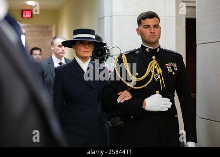 Washington, Vereinigte Staaten Von Amerika. Januar 2025. Washington, Vereinigte Staaten von Amerika. Januar 2025. Melania Trump wird von einem Offizier des US-Marine Corps zur Rotunde des Kapitols begleitet, um die Vereidigung während der 60. Präsidenteneinweihung auf dem Capitol Hill am 20. Januar 2025 in Washington, DC, zu vereidigen. Dies ist nur das zweite Mal in der Geschichte, dass die Präsidenteneinweihung aufgrund des Wetters in Innenräumen stattfand. Quelle: MC1 Vanessa White/U. S Navy Photo/Alamy Live News Stockfoto