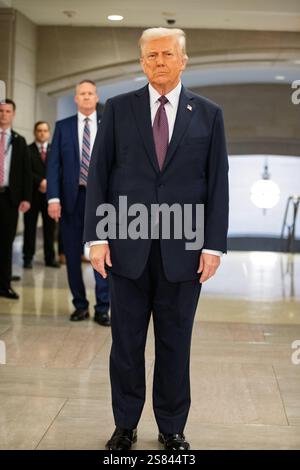 Washington, Vereinigte Staaten Von Amerika. Januar 2025. Washington, Vereinigte Staaten von Amerika. Januar 2025. Der designierte US-Präsident Donald Trump wartet darauf, in die Rotunde des Kapitols begleitet zu werden, um die Vereidigung als Präsident während der 60. Präsidenteneinweihung auf dem Capitol Hill am 20. Januar 2025 in Washington DC zu vereidigen. Dies ist nur das zweite Mal in der Geschichte, dass die Präsidenteneinweihung aufgrund der Wetterbedingungen in Innenräumen stattfindet. Quelle: MC1 Vanessa White/U. S Navy Photo/Alamy Live News Stockfoto