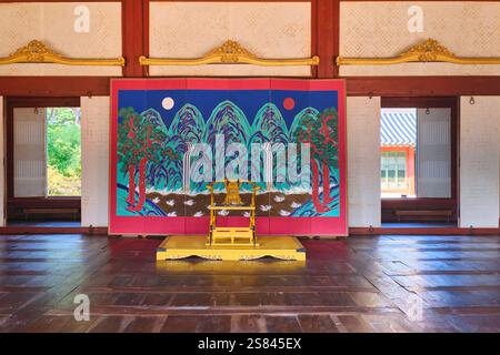 Innenansicht der Leinwand und des Throns in der Hamnyeongjeon Hall. Im Royal Deoksugung Palace in Seoul, Südkorea. Stockfoto