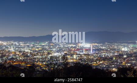 Nächtlicher Blick von Higashiyama auf die Stadtlandschaft von Kyoto bei Nacht, vom Bahnhof zu den Bergen Stockfoto