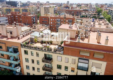 Barcelona Spanien Poblenou, Avinguda Diagonal, Blick von oben, Skyline-Gebäude der Stadt, Dächer Wohngebäude Terrassen, Balkone, Ou Stockfoto