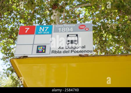 Barcelona Spanien Poblenou, Avinguda Diagonal, Informationen zur Bushaltestelle, TMB öffentliche Verkehrsmittel, N7 Nachtbus, Linie 7, Avinguda Diagonal Rambla del Poble Stockfoto