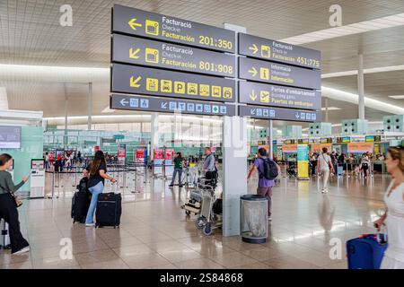Barcelona Spanien, El Prat Josep Tarradellas Flughafen Barcelona BCN, Terminal 1 Abflugbereich, Check-in Schalter Wegbeschreibung Catalan Facilities Spacio Stockfoto