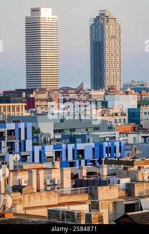 Barcelona Spanien Poblenou, Avinguda Diagonal, Blick von oben, Skyline-Gebäude der Stadt, Dächer, Wohngebäude, Hochhäuser Stockfoto