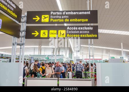 Barcelona Spanien, El Prat Josep Tarradellas Flughafen Barcelona BCN, Abfahrt Terminal 1, Wegweiser in Pfeilrichtung, Boarding Gates, Portes d'Embarcament, Katalanisch, Stockfoto