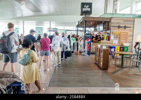 Barcelona Spanien, El Prat Josep Tarradellas Barcelona Airport BCN, Terminal 1 Concourse Gate Bereich im Inneren, Line Queue Männer Frauen Kunden, Cafe Pan Stockfoto