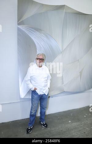 Los Angeles, Kalifornien, USA. Januar 2025. Teilnahme an der Eröffnung der Kunstausstellung „Transience to the Infinite: A Scientific Exploration of Time and Space“ in der Wönzimer Gallery in Los Angeles, Kalifornien. Quelle: Sheri Determan Stockfoto