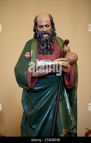 Eine Statue des heiligen Jakobswegs. St. Jakobskirche in Medjugorje, Bosnien und Herzegowina. Stockfoto