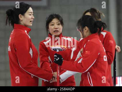Turin, Italien. Januar 2025. Spieler aus China jubeln vor dem Curling Round robin-Spiel der Frauen zwischen China und Kanada bei den FISU World University Winter Games 2025 in Turin, Italien, 20. Januar 2025. Quelle: Li Jing/Xinhua/Alamy Live News Stockfoto
