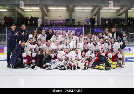 Turin, Italien. Januar 2025. Spieler der Tschechischen Republik feiern bei der Verleihung des Eishockeyfinales der Frauen bei den FISU Winter World University Games 2025 in Turin, Italien, 20. Januar 2025. Quelle: Zhang Fan/Xinhua/Alamy Live News Stockfoto