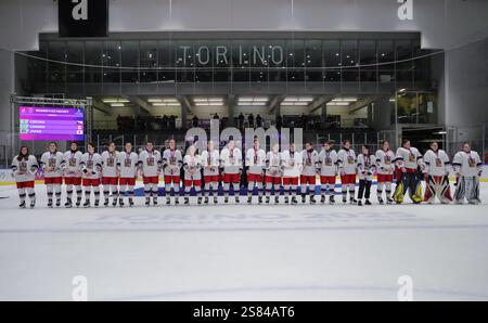 Turin, Italien. Januar 2025. Spieler der Tschechischen Republik posieren für Fotos während der Verleihung des Eishockeys der Frauen bei den FISU Winter World University Games 2025 in Turin, Italien, 20. Januar 2025. Quelle: Zhang Fan/Xinhua/Alamy Live News Stockfoto