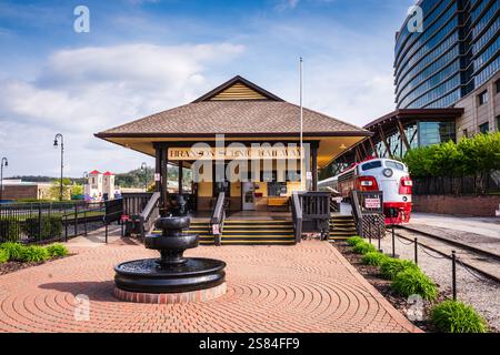 Branson, MO USA - 24. April 2018: Die Branson Scenic Railway ist eine historische Eisenbahnstrecke, die von einem alten Depot in der Innenstadt von Branson abfährt und in der betrieben wird Stockfoto