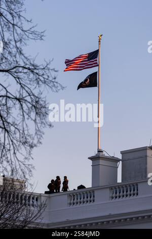 Washington DC, USA. Januar 2025. Die Flagge über dem Weißen Haus fliegt am Tag der Amtseinführung von US-Präsident Donald Trump unter Vollbesitz, trotz der Anordnung, dass Fahnen an Halbbesitz 30 Tage lang zu Ehren des ehemaligen Präsidenten Jimmy Carter in Washington, DC, USA, am 20. Januar 2025 angebracht werden sollten. Trump, der Kamala Harris besiegte, um 47. Präsident der Vereinigten Staaten zu werden, wurde früher am Tag vereidigt, obwohl die geplanten Zeremonien und Veranstaltungen im Freien aufgrund extrem kalter Temperaturen abgesagt wurden. Credit: Jim LoScalzo/Pool über CNP /MediaPunch Credit: MediaPunch Inc/Alamy Live News Stockfoto
