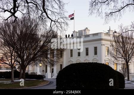 Washington DC, USA. Januar 2025. Die Flagge über dem Weißen Haus fliegt am Tag der Amtseinführung von US-Präsident Donald Trump unter Vollbesitz, trotz der Anordnung, dass Fahnen an Halbbesitz 30 Tage lang zu Ehren des ehemaligen Präsidenten Jimmy Carter in Washington, DC, USA, am 20. Januar 2025 angebracht werden sollten. Trump, der Kamala Harris besiegte, um 47. Präsident der Vereinigten Staaten zu werden, wurde früher am Tag vereidigt, obwohl die geplanten Zeremonien und Veranstaltungen im Freien aufgrund extrem kalter Temperaturen abgesagt wurden. Credit: Jim LoScalzo/Pool über CNP /MediaPunch Credit: MediaPunch Inc/Alamy Live News Stockfoto