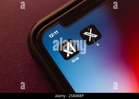 Die Symbole GROK und X werden auf einem iPhone angezeigt. GROK ist ein KI-Chatbot von XAI, der X (Twitter)-Integration bietet und auf X, Web und iOS verfügbar ist. Stockfoto