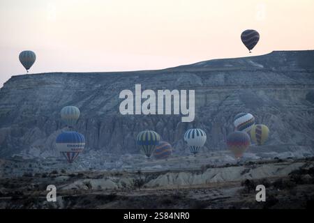 Heißluftballons fliegen bei Sonnenaufgang in Kappadokien Stockfoto
