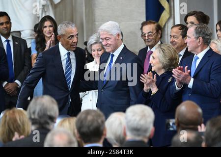 Washington, Vereinigte Staaten Von Amerika. Januar 2025. Der ehemalige US-Präsident Barack Obama (L) kommt zur Einweihungszeremonie zusammen mit dem ehemaligen Präsidenten Bill Clinton, der ehemaligen Außenministerin Hillary Clinton, dem ehemaligen Präsidenten George W. Bush und der ehemaligen First Lady Laura Bush, bevor Donald Trump am 20. Januar 2025 als 47. US-Präsident in der Rotunde des US-Kapitols in Washington, DC, vereidigt wird. (Foto: SAUL LOEB/POOL/AFP) Credit: SIPA USA/Alamy Live News Stockfoto