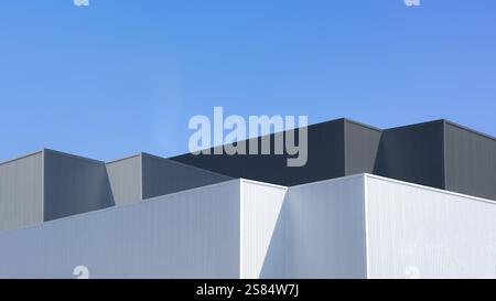 Fabrikindustrie, Lagerbau im geometrischen modernen Design, Architekturgebäude mit Aluminiumfassade auf blauem Himmel Hintergrund, Hintergrundwand Stockfoto