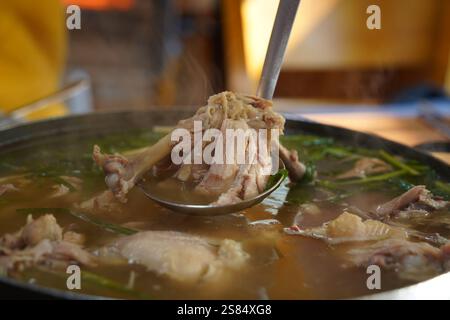Koreanisches Essen, das durch Kochen des ganzen Hühnchens mit Knoblauch und Würzen mit Salz zubereitet wird Stockfoto