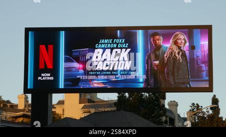 Los Angeles, Kalifornien, USA 20. Januar 2025 zurück I Action Netflix Reklametafel mit Cameron Diaz und Jamie Foxx auf dem Sunset Blvd am 20. Januar 2025 in Los Angeles, Kalifornien, USA. Foto: Barry King/Alamy Stock Photo Stockfoto
