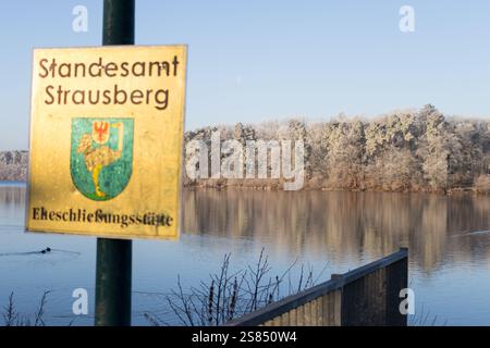 Ein Schild für das Standesamt Strausberg in Straussee, das auf einen malerischen Ort der Hochzeit mit frostbedeckten Bäumen hinweist. Stockfoto