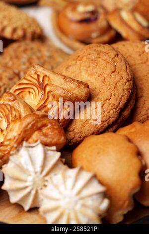 Eine Auswahl an frisch gebackenen Plätzchen auf einer Holzplatte mit verschiedenen Texturen und Aromen Stockfoto