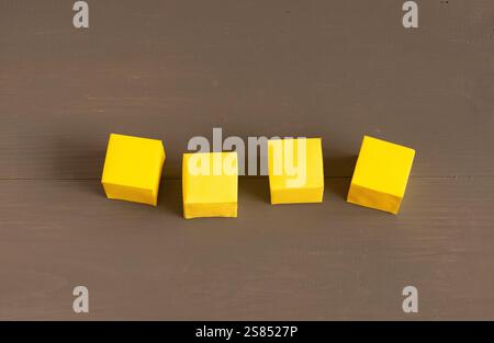 Gelbe leere Papierwürfel auf dunklem Hintergrund Stockfoto