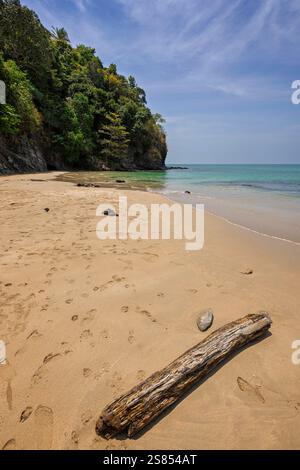 Idyllischer und kleiner Nui Bay Beach in Koh Lanta, Thailand, an einem sonnigen Tag. Wunderschöne tropische Landschaft mit ruhigem Strand, blauem Himmel und türkisfarbenem Wasser. Stockfoto