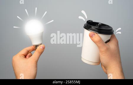 Glühbirne und Kaffeetasse aus Papier. Konzept einer Idee. Machen Sie eine Pause und lassen Sie sich von einer neuen Idee inspirieren. Talent für neue Dinge und Einstieg Stockfoto