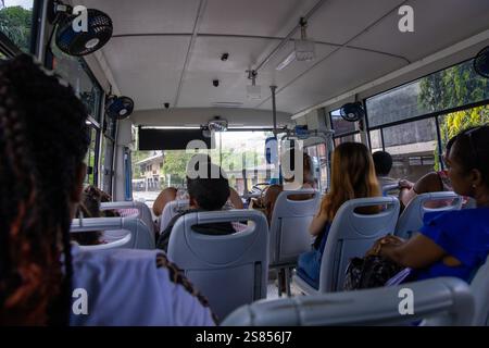 Passagiere, die in einem Bus auf Mahé auf den Seychellen fahren Stockfoto