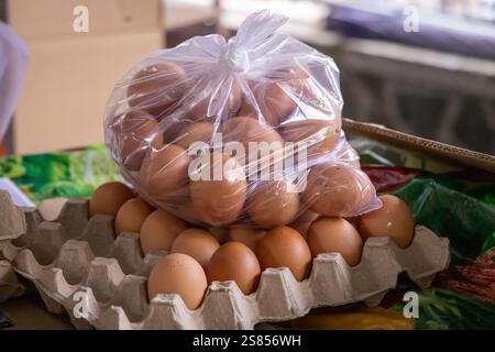 Frische Hühnereier in einer Plastiktüte auf dem Markt von Victoria, Mahé, Seychellen Stockfoto