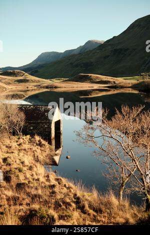 Ein Bootshaus steht am Rand der Cregennan Seen, oder Llynnau Cregennan, in der Nähe von Arthog, Dolgellau in Nordwales mit Cadair Idris im Hintergrund Stockfoto