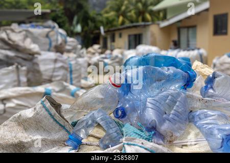 Recycling von Plastikflaschen in La Dique, Seychellen Stockfoto