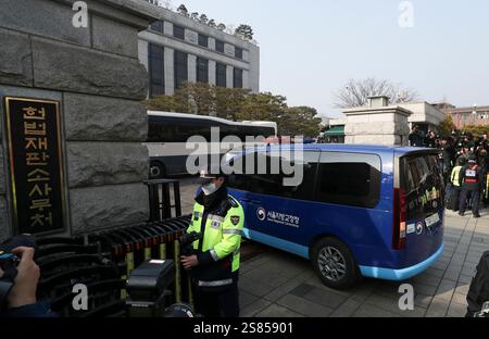 Seoul, Südkorea. Januar 2025. Ein Fahrzeug mit dem verhafteten südkoreanischen Präsidenten Yoon Suk-yeol trifft am 21. Januar 2025 am Verfassungsgericht in Seoul ein. Credit: Yao Qilin/Xinhua/Alamy Live News Credit: Xinhua/Alamy Live News Stockfoto