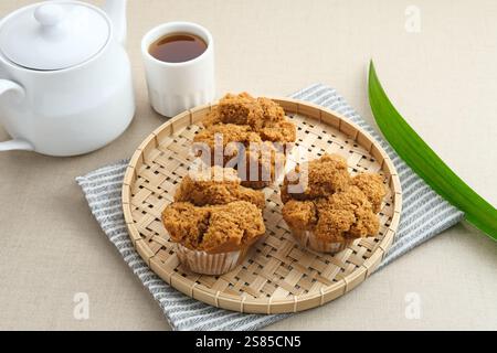 Bolu Kukus Gula Jawa (gebratener Biskuitkuchen mit braunem Zucker), ein traditioneller Snack aus Indonesien, der aus Mehl, Ei, braunem Zucker und Salz hergestellt wird. Stockfoto