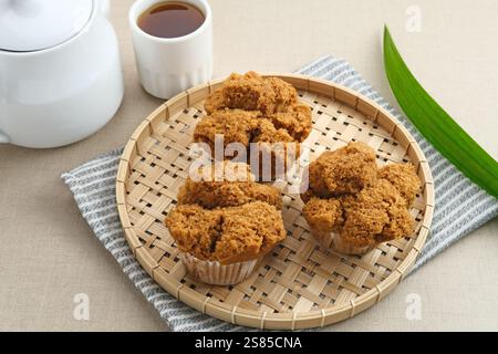 Bolu Kukus Gula Jawa (gebratener Biskuitkuchen mit braunem Zucker), ein traditioneller Snack aus Indonesien, der aus Mehl, Ei, braunem Zucker und Salz hergestellt wird. Stockfoto
