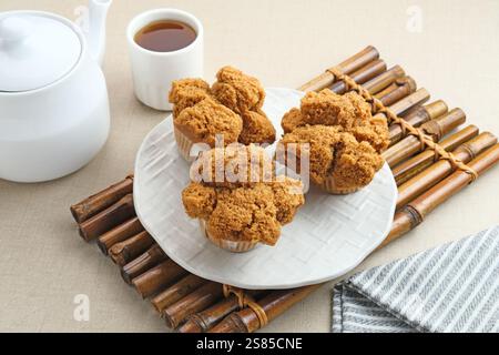 Bolu Kukus Gula Jawa (gebratener Biskuitkuchen mit braunem Zucker), ein traditioneller Snack aus Indonesien, der aus Mehl, Ei, braunem Zucker und Salz hergestellt wird. Stockfoto