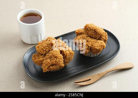 Bolu Kukus Gula Jawa (gebratener Biskuitkuchen mit braunem Zucker), ein traditioneller Snack aus Indonesien, der aus Mehl, Ei, braunem Zucker und Salz hergestellt wird. Stockfoto