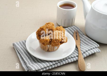 Bolu Kukus Gula Jawa (gebratener Biskuitkuchen mit braunem Zucker), ein traditioneller Snack aus Indonesien, der aus Mehl, Ei, braunem Zucker und Salz hergestellt wird. Stockfoto