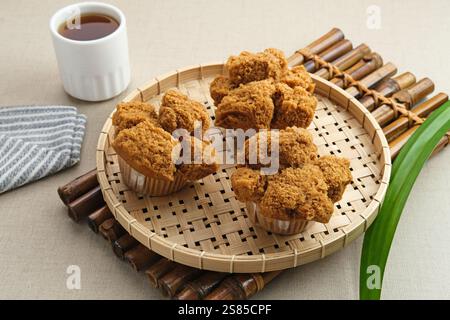 Bolu Kukus Gula Jawa (gebratener Biskuitkuchen mit braunem Zucker), ein traditioneller Snack aus Indonesien, der aus Mehl, Ei, braunem Zucker und Salz hergestellt wird. Stockfoto