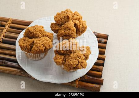 Bolu Kukus Gula Jawa (gebratener Biskuitkuchen mit braunem Zucker), ein traditioneller Snack aus Indonesien, der aus Mehl, Ei, braunem Zucker und Salz hergestellt wird. Stockfoto