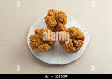 Bolu Kukus Gula Jawa (gebratener Biskuitkuchen mit braunem Zucker), ein traditioneller Snack aus Indonesien, der aus Mehl, Ei, braunem Zucker und Salz hergestellt wird. Stockfoto
