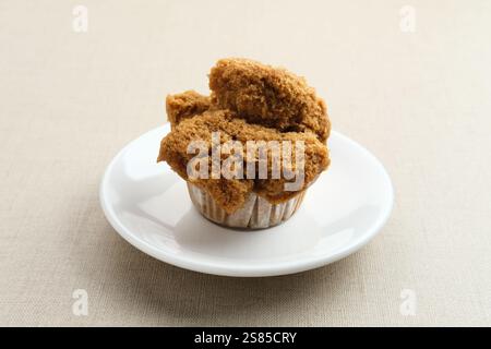 Bolu Kukus Gula Jawa (gebratener Biskuitkuchen mit braunem Zucker), ein traditioneller Snack aus Indonesien, der aus Mehl, Ei, braunem Zucker und Salz hergestellt wird. Stockfoto