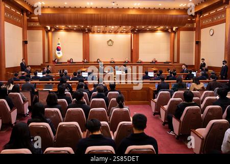 Seoul, Südkorea. Januar 2025. Südkoreas verhafteter Präsident Yoon Suk-yeol nimmt am 21. Januar 2025 an der dritten formellen Anhörung seines Amtsenthebungsverfahrens vor dem Verfassungsgericht in Seoul, Südkorea, Teil. Foto: Woohae Cho/Pool Via Xinhua/ABACAPRESS. COM Credit: Abaca Press/Alamy Live News Stockfoto