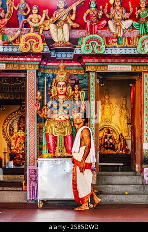 Little India ist eine lebendige kulturelle Enklave mit Tempeln und Moscheen, Straßenkunst und bunt bemalten Geschäften. Entlang der Hauptstraße, der Serangoon Road, befinden sich unkomplizierte Kantinen und angesagte Restaurants neben Geschäften, die Goldschmuck, farbenfrohe Seide und frische Blumengirlanden verkaufen. In der Nähe .Stock Foto. NICOLA GASTALDELLI HBLNETWORK Stockfoto