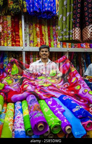 Little India ist eine lebendige kulturelle Enklave mit Tempeln und Moscheen, Straßenkunst und bunt bemalten Geschäften. Entlang der Hauptstraße, der Serangoon Road, befinden sich unkomplizierte Kantinen und angesagte Restaurants neben Geschäften, die Goldschmuck, farbenfrohe Seide und frische Blumengirlanden verkaufen. In der Nähe .Stock Foto. NICOLA GASTALDELLI HBLNETWORK Stockfoto