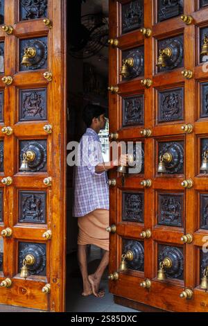 Little India ist eine lebendige kulturelle Enklave mit Tempeln und Moscheen, Straßenkunst und bunt bemalten Geschäften. Entlang der Hauptstraße, der Serangoon Road, befinden sich unkomplizierte Kantinen und angesagte Restaurants neben Geschäften, die Goldschmuck, farbenfrohe Seide und frische Blumengirlanden verkaufen. In der Nähe .Stock Foto. NICOLA GASTALDELLI HBLNETWORK Stockfoto