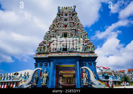 Little India ist eine lebendige kulturelle Enklave mit Tempeln und Moscheen, Straßenkunst und bunt bemalten Geschäften. Entlang der Hauptstraße, der Serangoon Road, befinden sich unkomplizierte Kantinen und angesagte Restaurants neben Geschäften, die Goldschmuck, farbenfrohe Seide und frische Blumengirlanden verkaufen. In der Nähe .Stock Foto. NICOLA GASTALDELLI HBLNETWORK Stockfoto